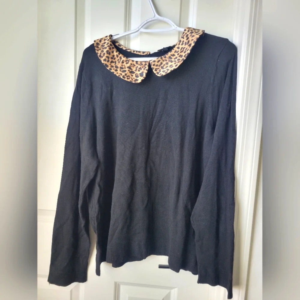 Black Sweater with Leopard Print Collar - Picture 1 of 3